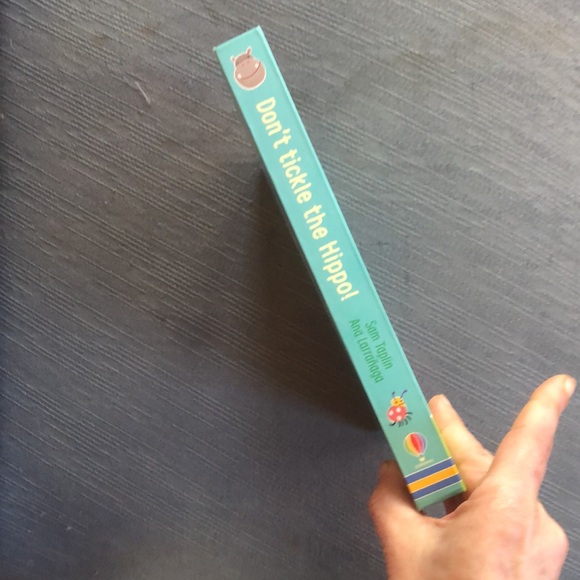 Don't tickle the hippo kids board book - Picture 4 of 12